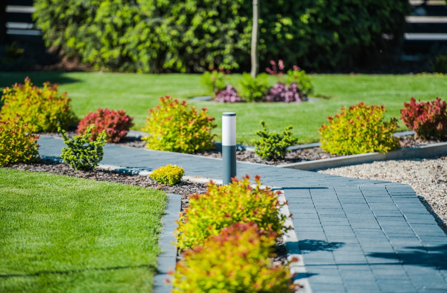 Neu gestalteter Garten mit gepflastertem Weg